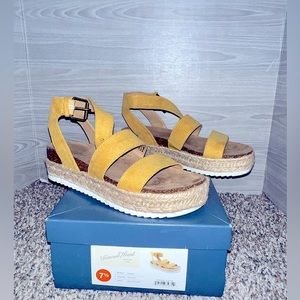 Universal thread platform wedges yellow size 7.5